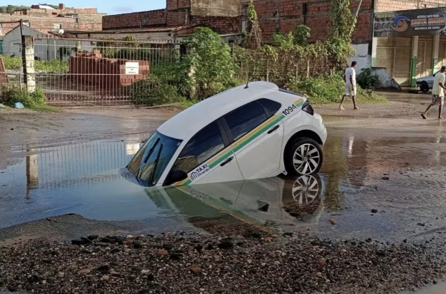 Carro e engolido por cratera na Zona de Expansao de Aracaju