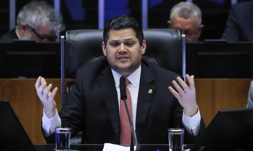 Alcolumbre lê requerimento que cria CPMI sobre fraudes no INSS 1 20250620 151754