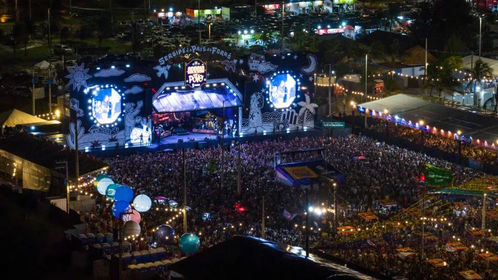 Grandes atrações e muito forró marcam penúltima noite do Arraiá do Povo na Orla da Atalaia 1 20250629 163803