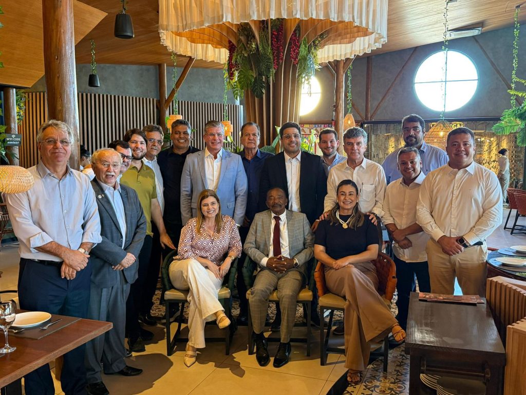 Presidente da ALESE confraterniza-se com os pares 1 Presidente da ALESE confraterinza se com os pares