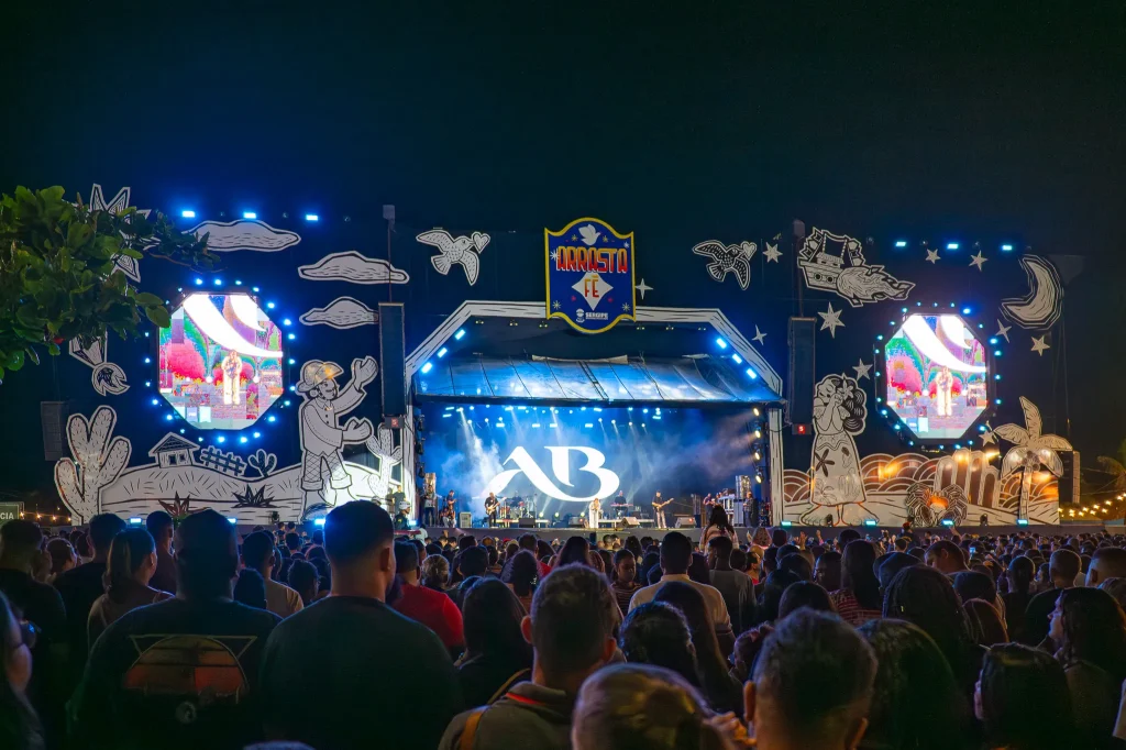 Primeira noite do Arrasta Fé leva mais de 15 mil à Orla da Atalaia com música gospel e louvores 1 20250705 224458