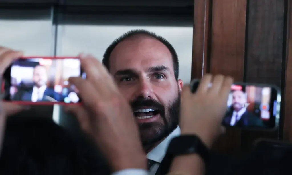 Eduardo Bolsonaro diz que não vai renunciar ao mandato de deputado 1 20250723 164650 1