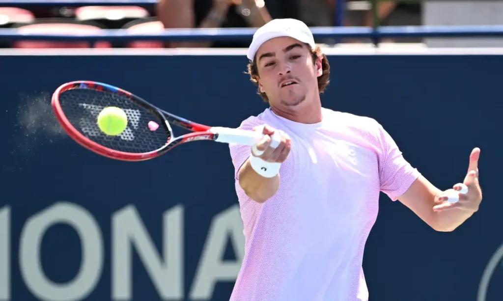 João Fonseca cai para qualifier na estreia do Masters 1000 de Toronto 1 João Fonseca cai para qualifier na estreia do Masters 1000 de Toronto
