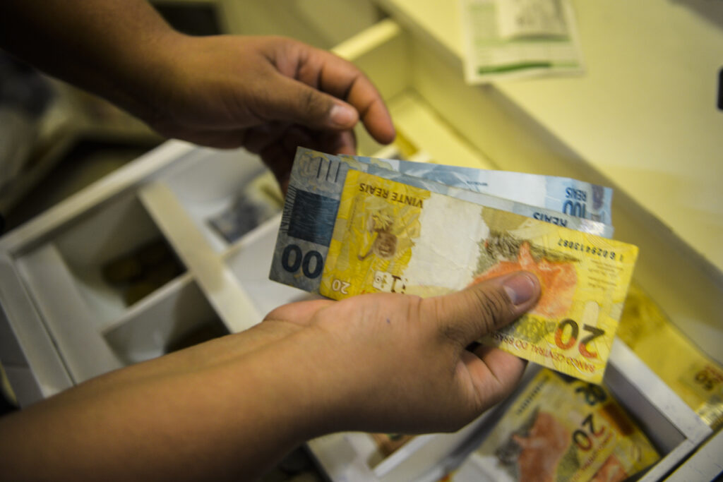 dinheiro caixa mcajr abr 2907221128 1024x683 1
