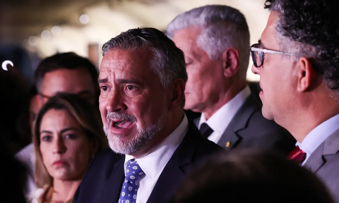 Base governista apresenta relatório e pede indiciamento de Jair Bolsonaro na CPMI do INSS 1 0d9a8554 2