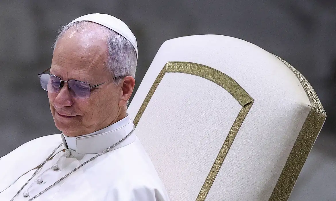 Papa Leão XIV reforça apelo por cessar-fogo e diz que guerra contra o Irã “piora a cada dia” 1 2026 01 09t121705z 1 lynxmpem080nr rtroptp 4 religiao papa diplomatas discurso