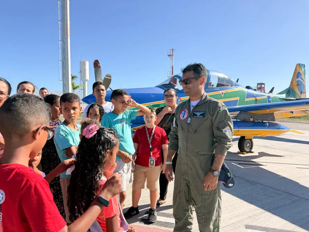 Crianças dos Espaços Cuidar vivem dia especial em visita à Esquadrilha da Fumaça no Aeroporto de Aracaju 1 20260323 221955