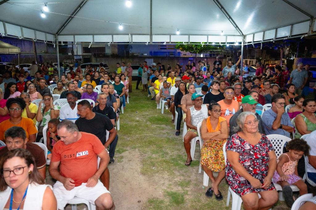 Prefeita Emília Corrêa entrega mais de 300 títulos de propriedade a moradores do loteamento Pantanal 1 Entrega de 315 titulos de propriedade a moradores do loteamento Pantanal