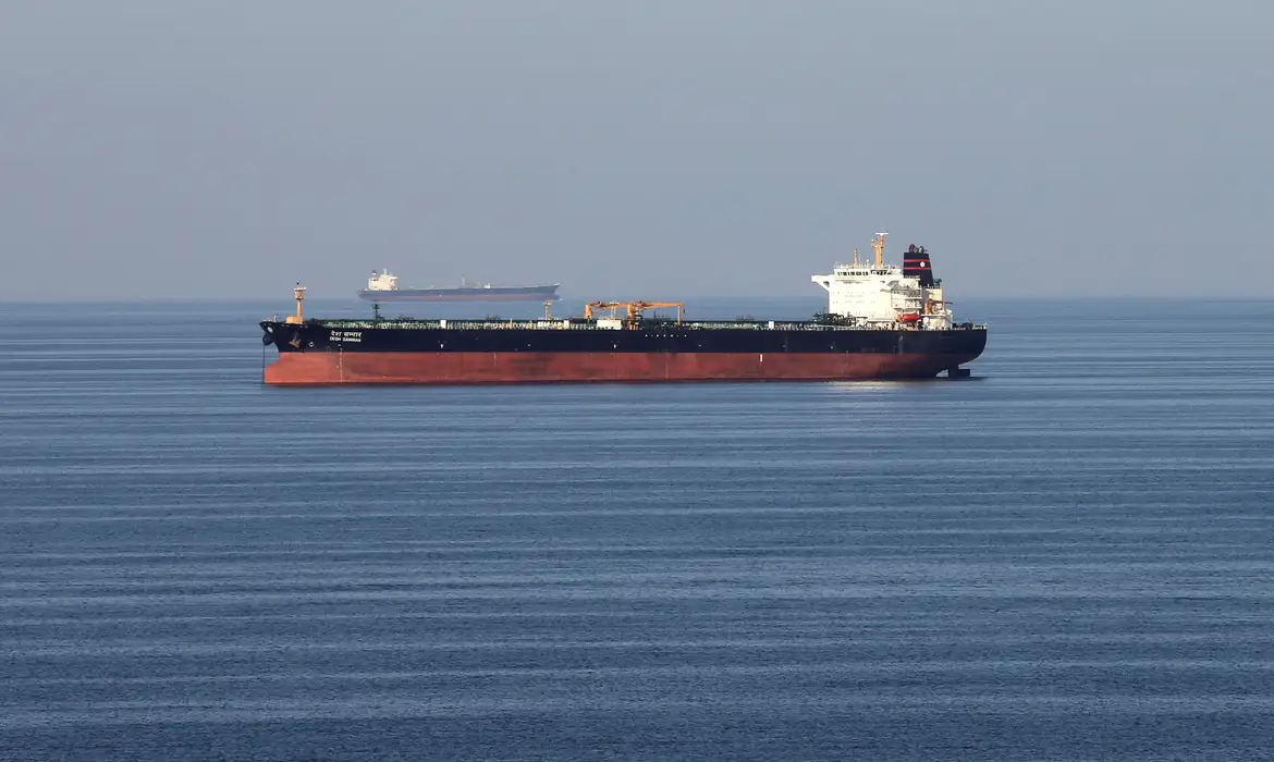 Irã libera passagem de navios com ajuda humanitária no Estreito de Ormuz 1 2026 03 02t135147z 1 lynxmpem210wq rtroptp 4 ira crise petroleo ue