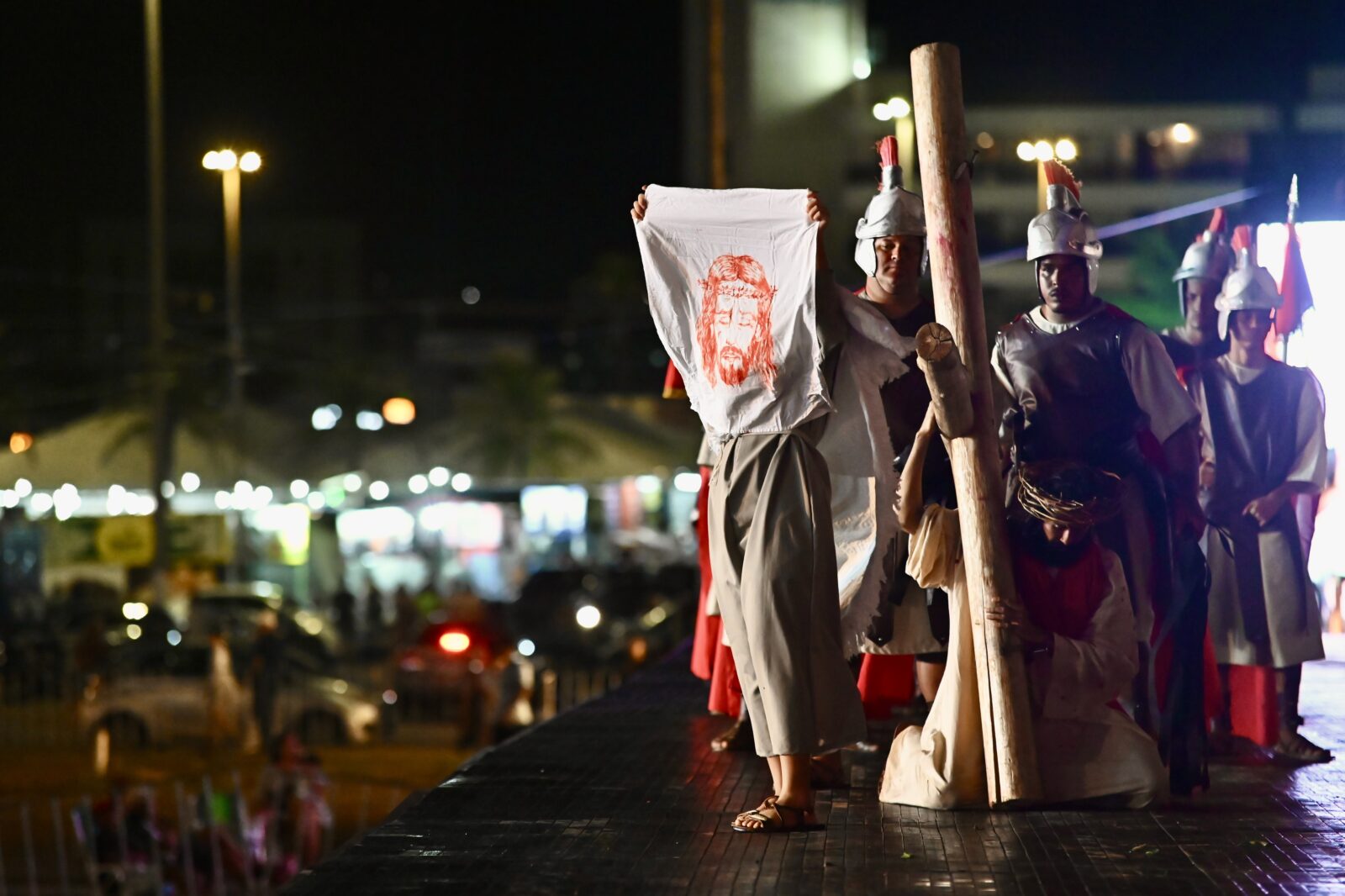 Emocao e devocao marcam primeiro dia de encenacao da Paixao de Cristo na Vila da Pascoa 2026