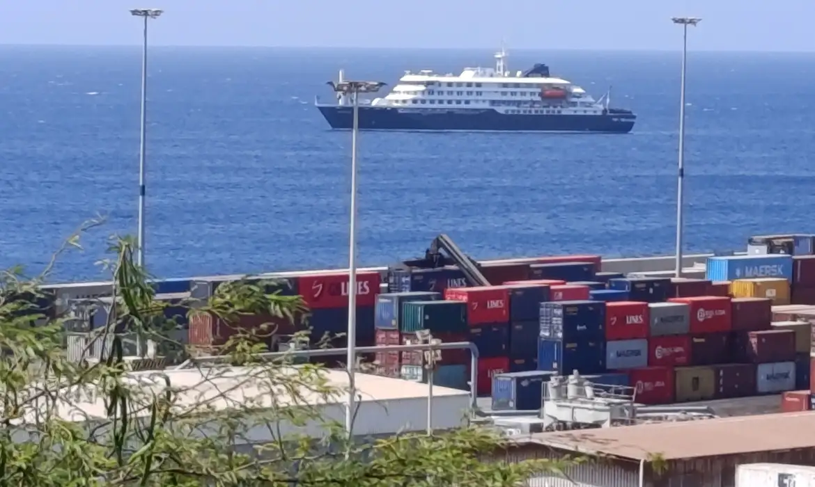 Passageiros começam a ser evacuados do MV Hondius após surto de hantavírus 1 2026 05 04t210624z 1 lynxmpem431ca rtroptp 4 cruiseship hantavirus update