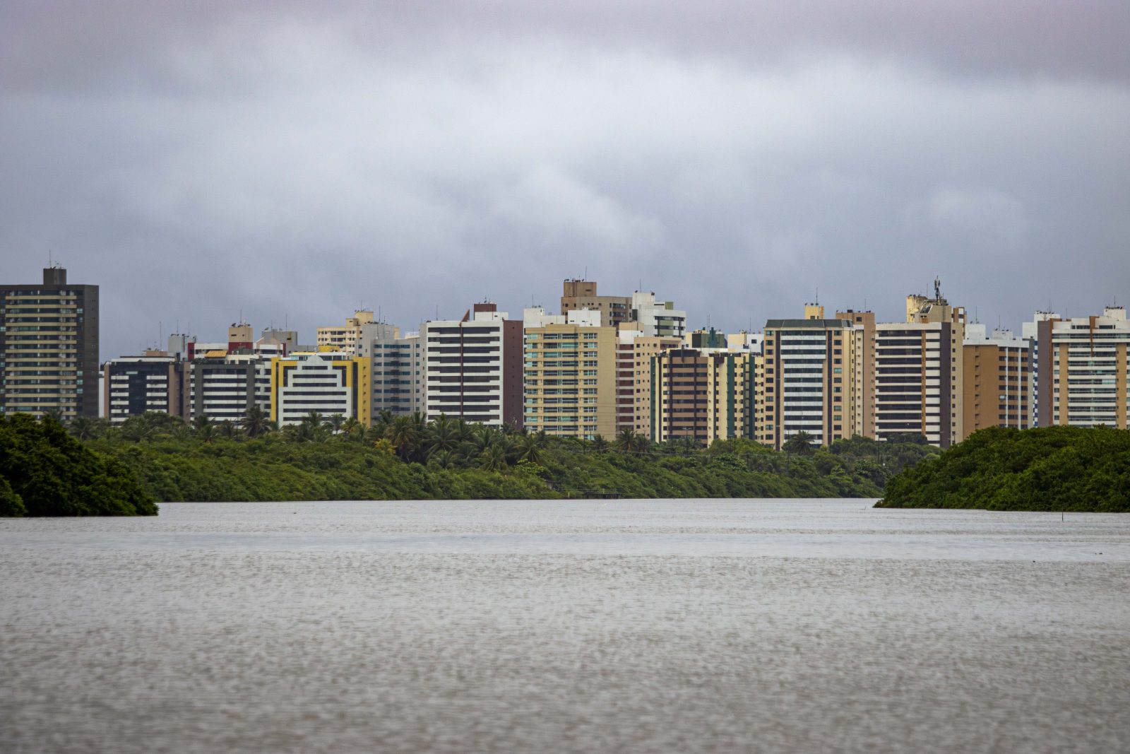 Governo de Sergipe emite aviso meteorologico de chuvas moderadas a intensas para este sabado 9