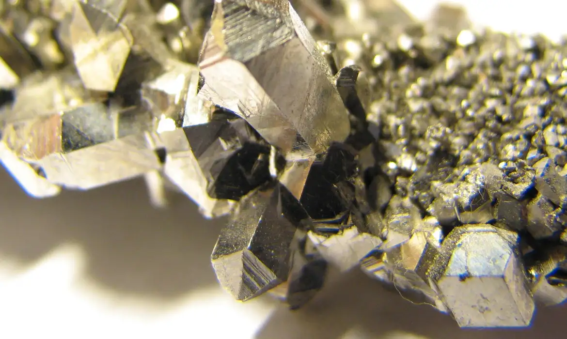 Brasil enfrenta "vazio estratégico" em minerais críticos, diz especialista 1 cristais niobio