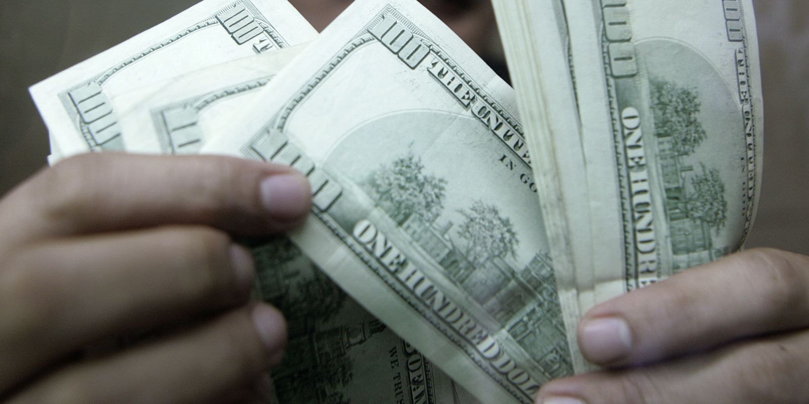 Dólar fecha estável após atraso na B3 e cai 1,82% em julho