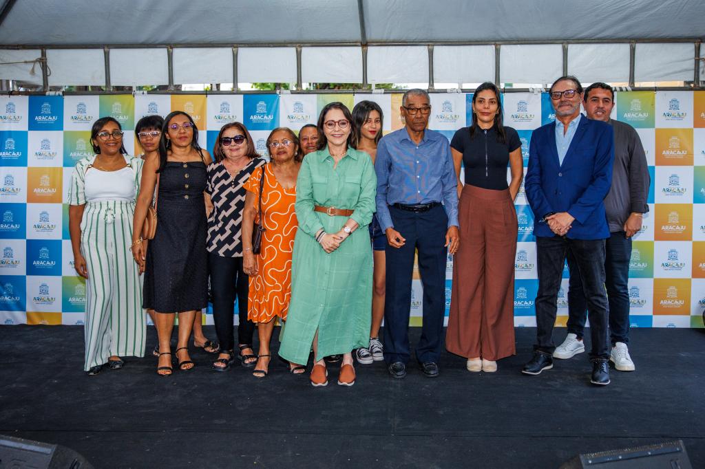 Emília Corrêa inaugura calçadão urbanizado na Avenida Augusto Franco