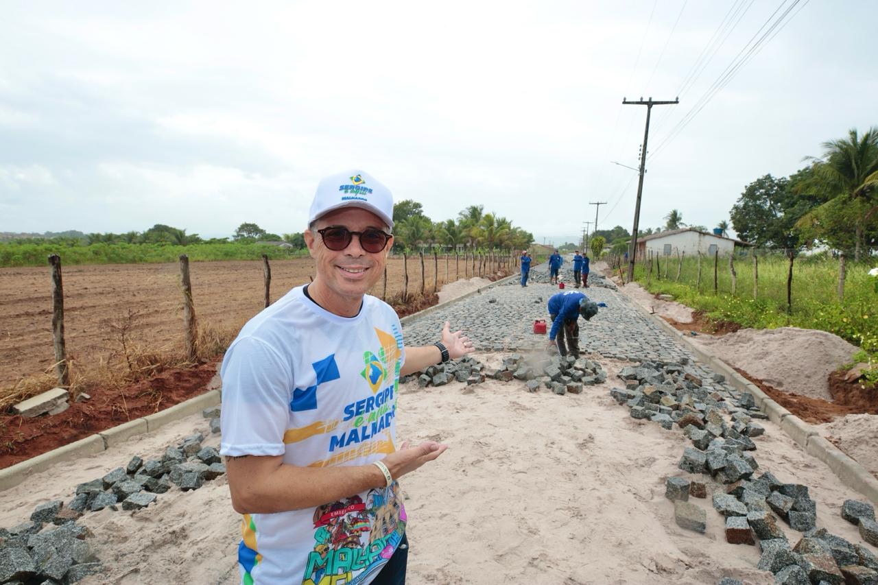 Governador Fábio Mitidieri visita obra de calçamento em povoado de Sergipe