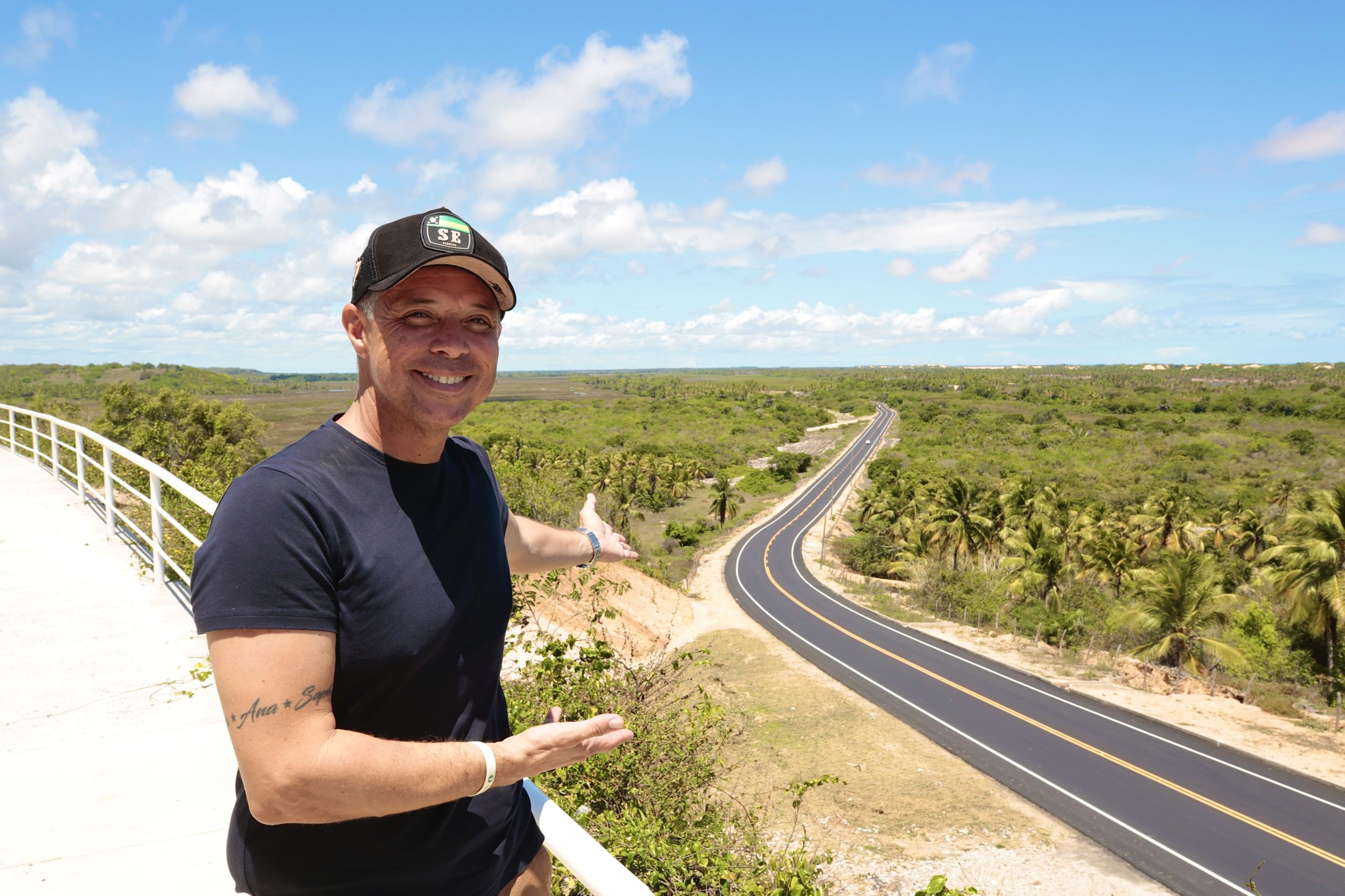 Governador Fábio Mitidieri em rodovia pavimentada no litoral norte de Sergipe