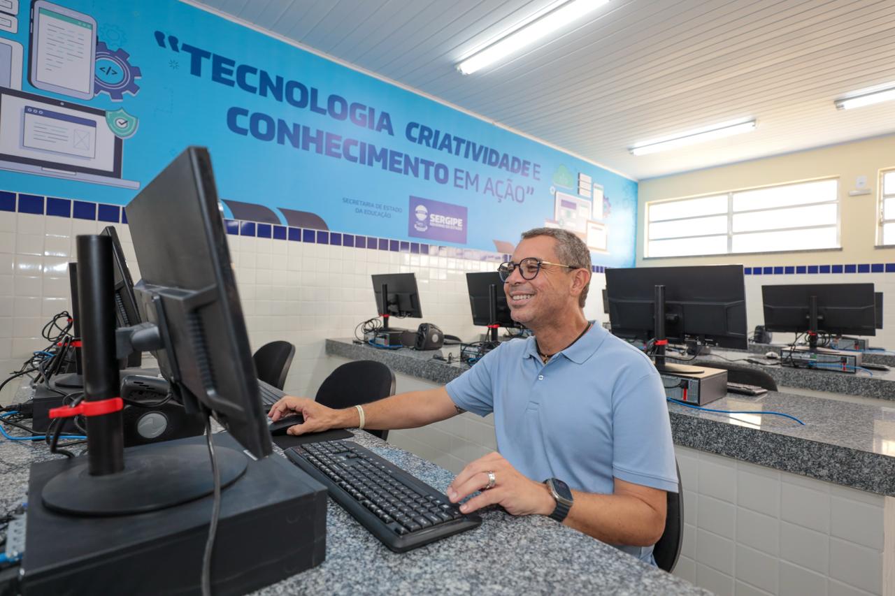 Fábio Mitidieri em laboratório de informática de escola da rede estadual de Sergipe
