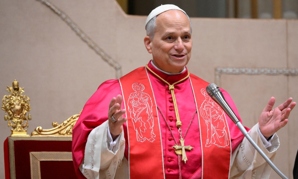 papa le o xiv reza em cemit rio de lampedusa e envia carta a 20260704
