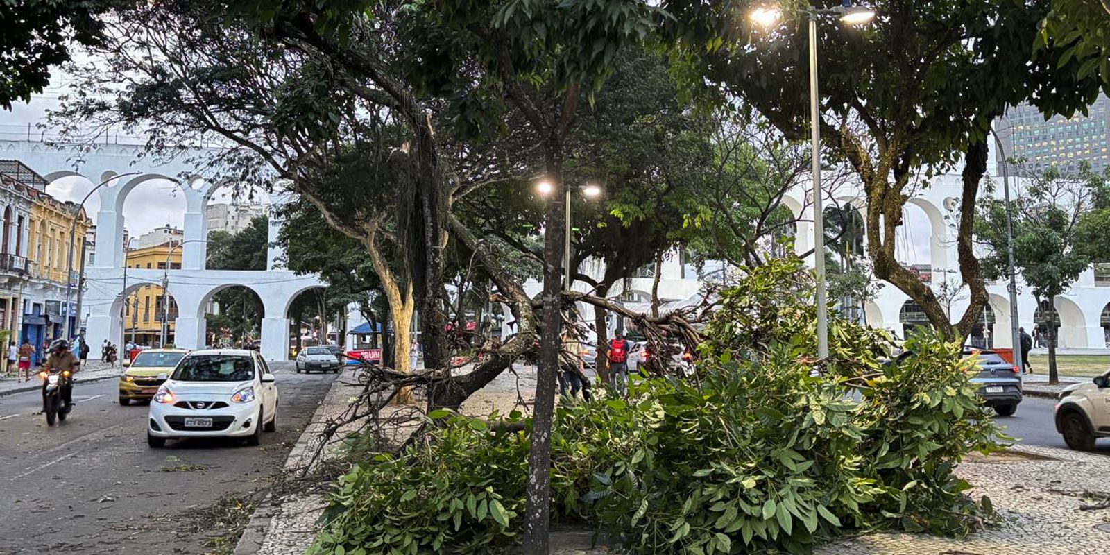 Vendaval derruba postes e deixa 320 mil sem energia no Rio; Light mobiliza 2 mil