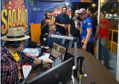 Estúdio da 103 FM de Aracaju durante transmissão ao vivo