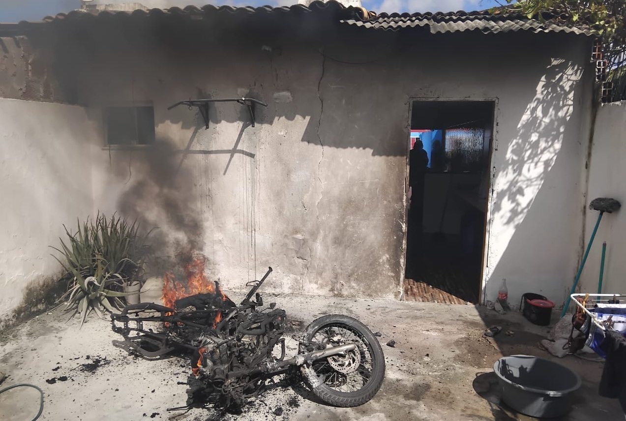 Bombeiros encontram focos e controlam incêndio em motocicleta dentro de residência