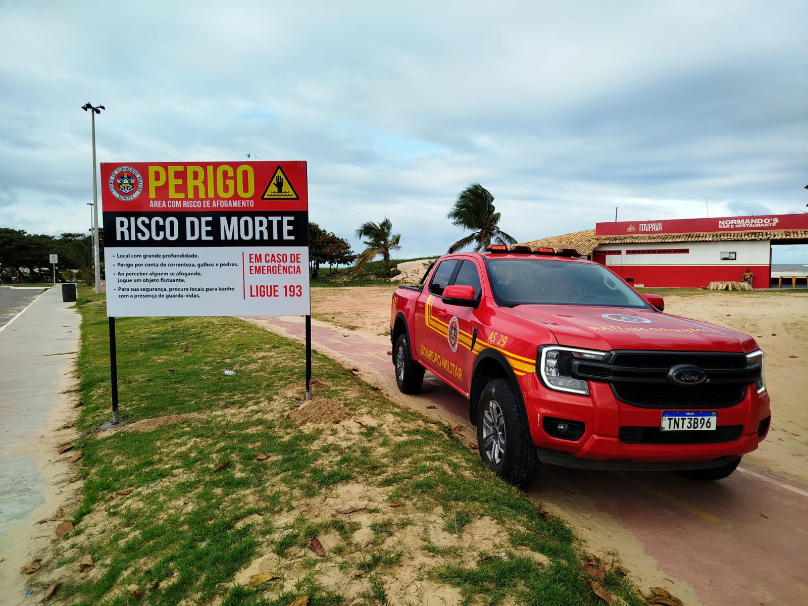 Bombeiros instalam placa de alerta na Praia dos Artistas após afogamentos