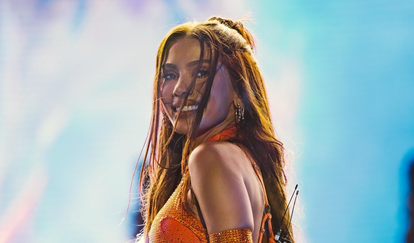 A cantora Anitta durante apresentação ao vivo
