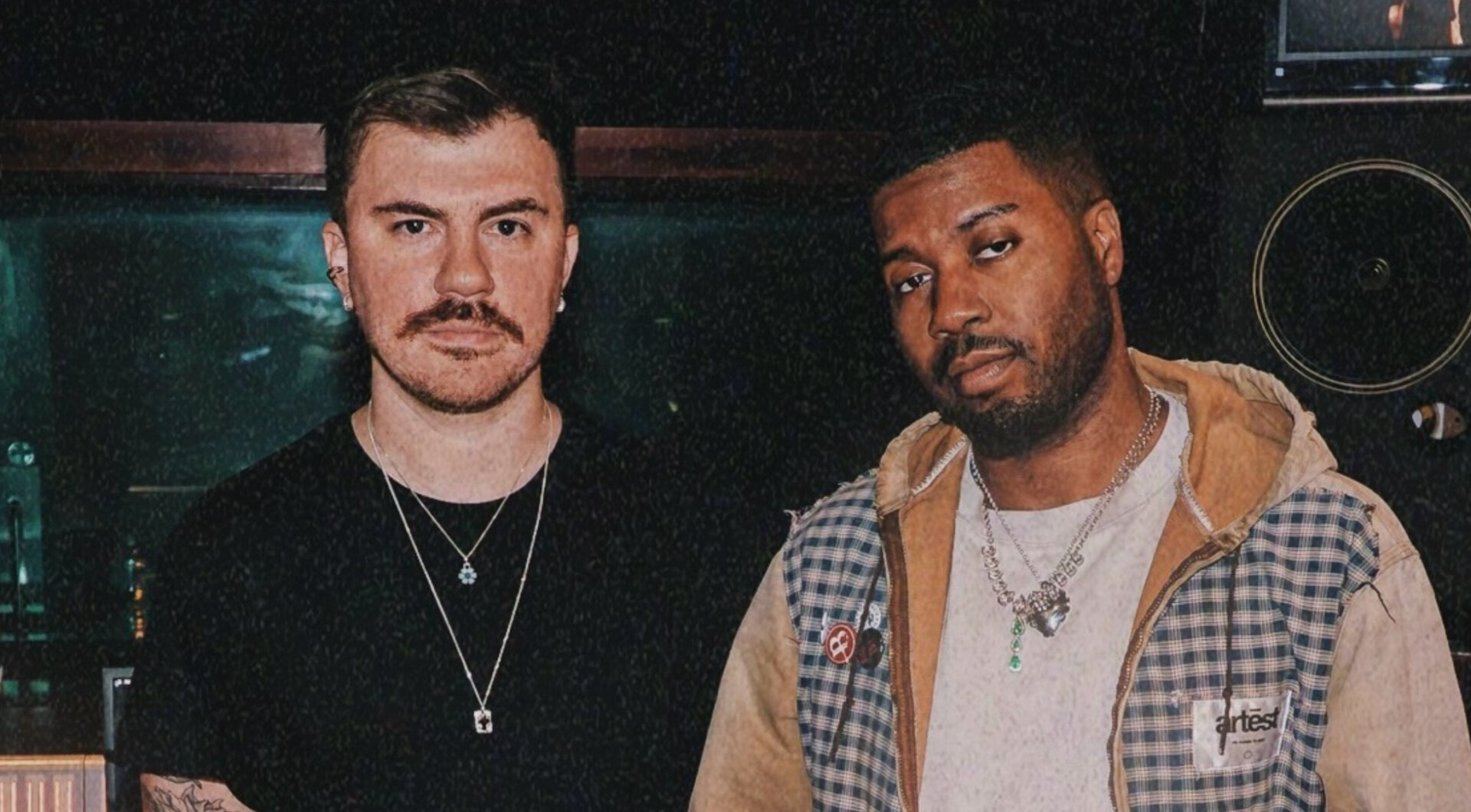 O DJ brasileiro Zerb e o cantor Khalid posam juntos em estúdio