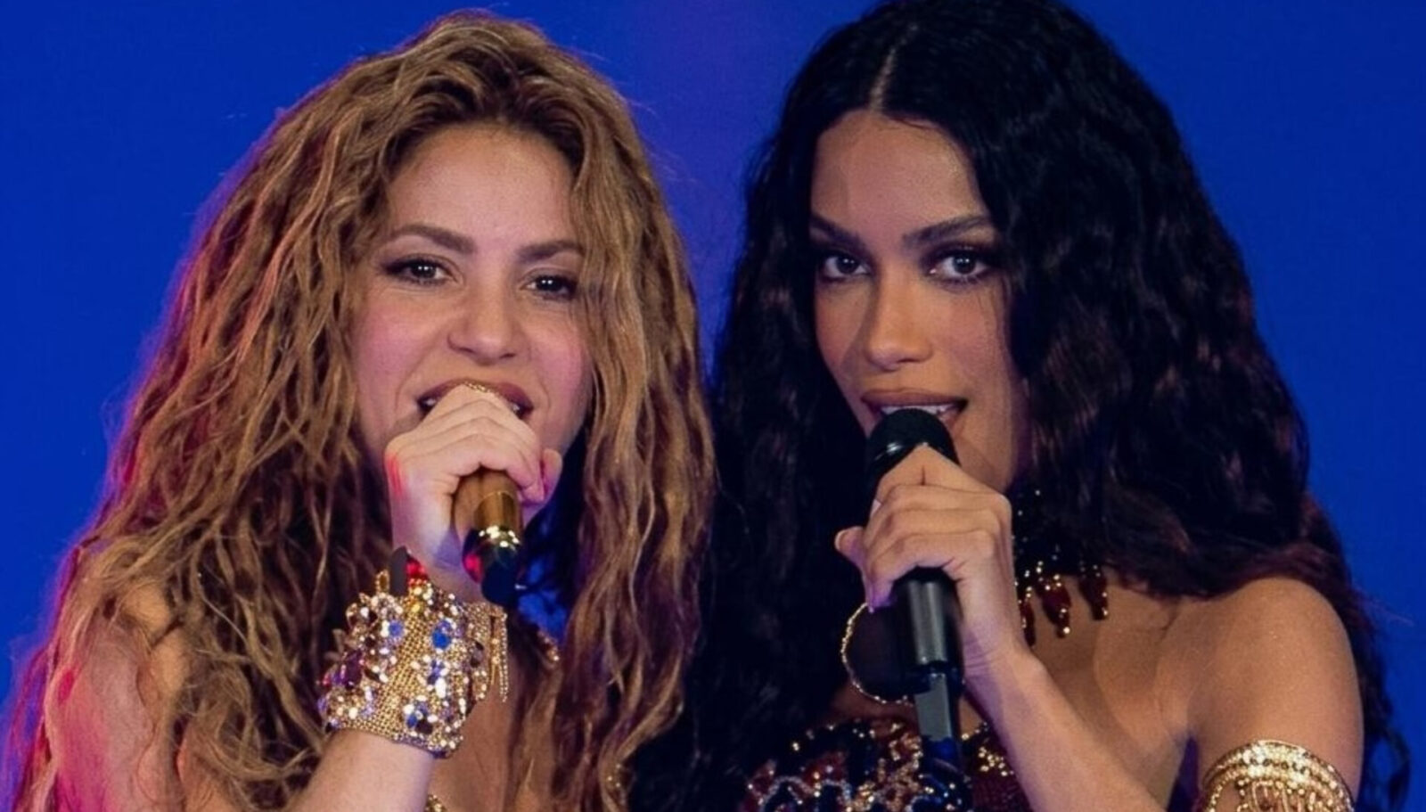 Anitta e Shakira concorrem a Melhor Videoclipe Latino no VMAs 2026 1 Shakira e Anitta cantando juntas ao microfone em um palco