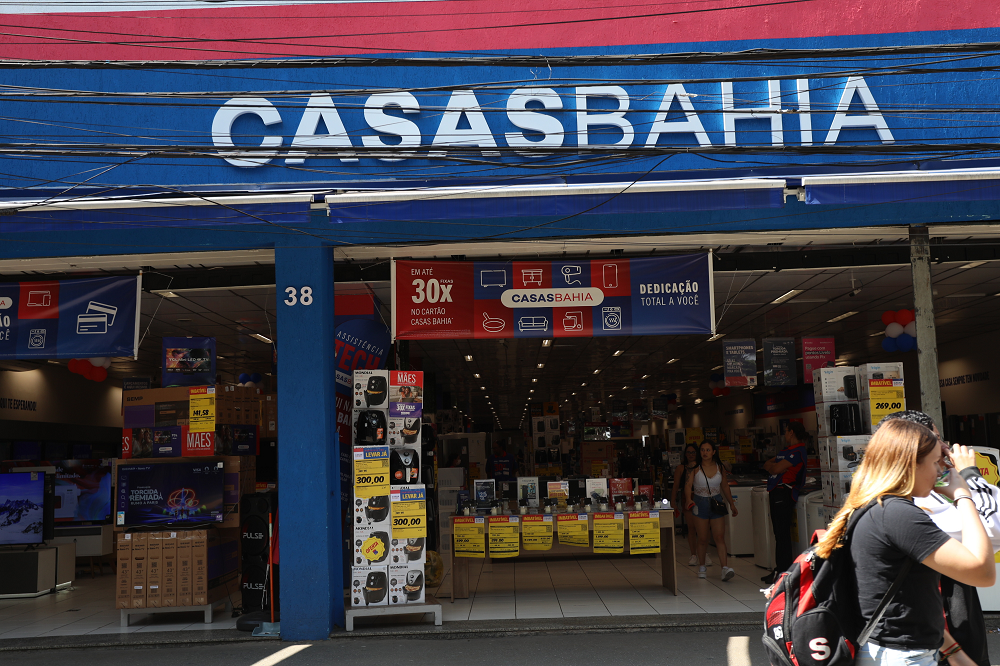 Casas Bahia tem prejuízo de R$ 10,1 bi, fecha 298 lojas e estuda recuperação