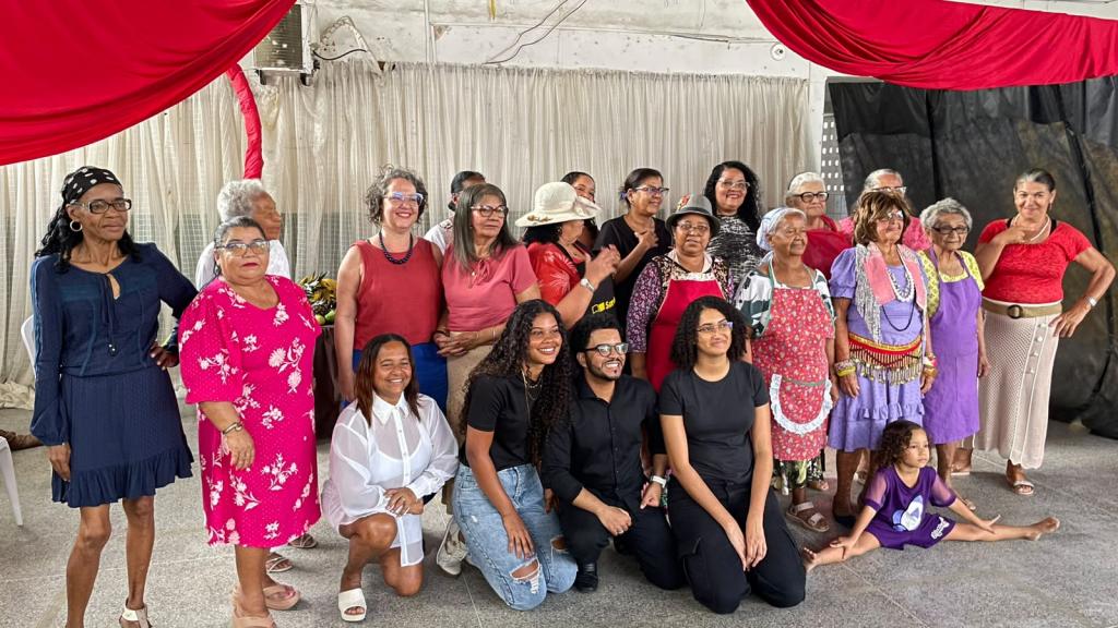 Cras do Santos Dumont recebe apresentação teatral de grupos intergeracionais