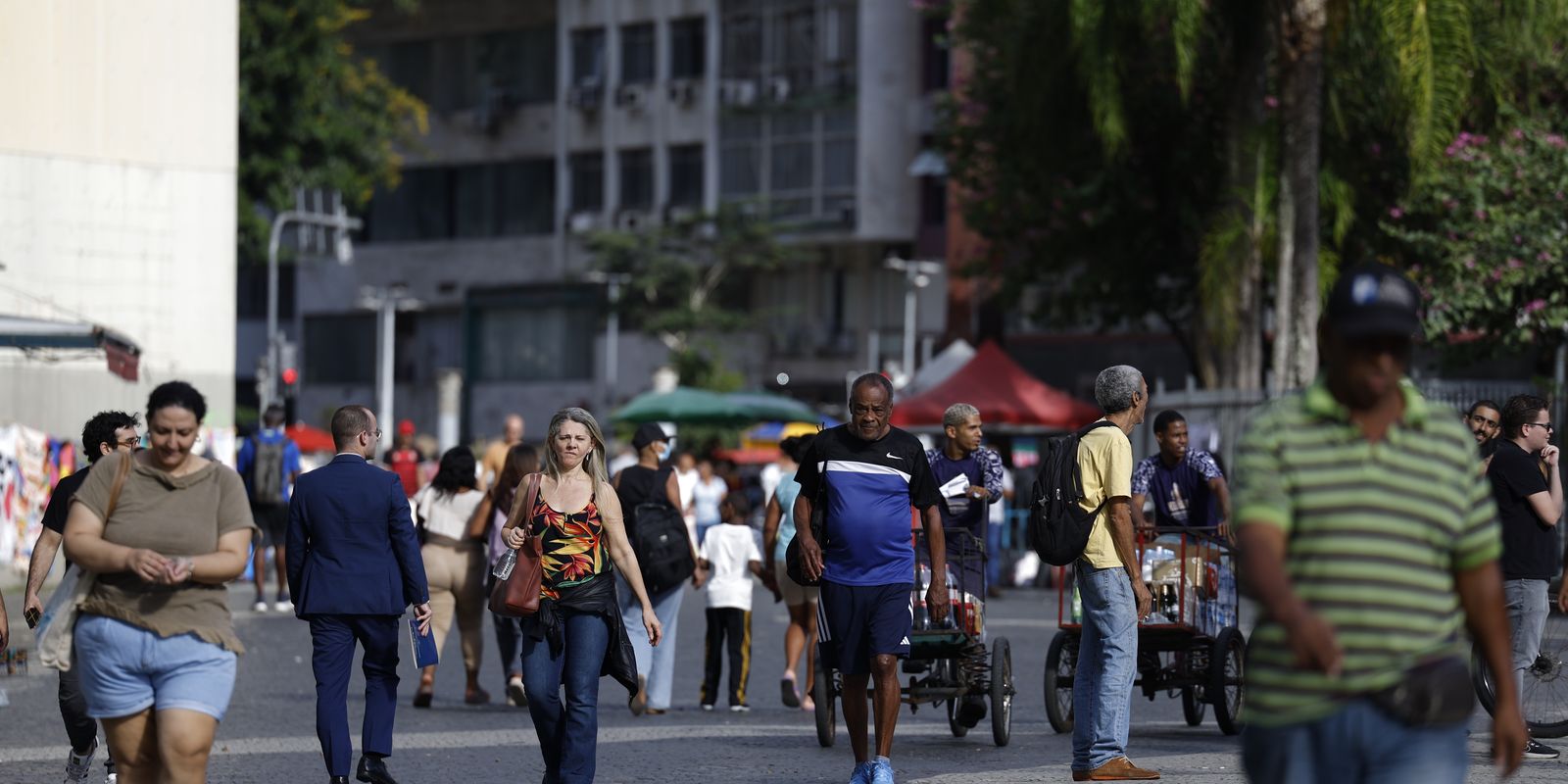 Crescimento populacional desacelera para 0,37% em 2026, diz IBGE