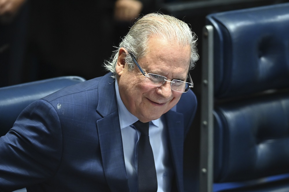 Dirceu usa 'Fábrica' em vídeo de campanha com aval do filho de Renato Russo