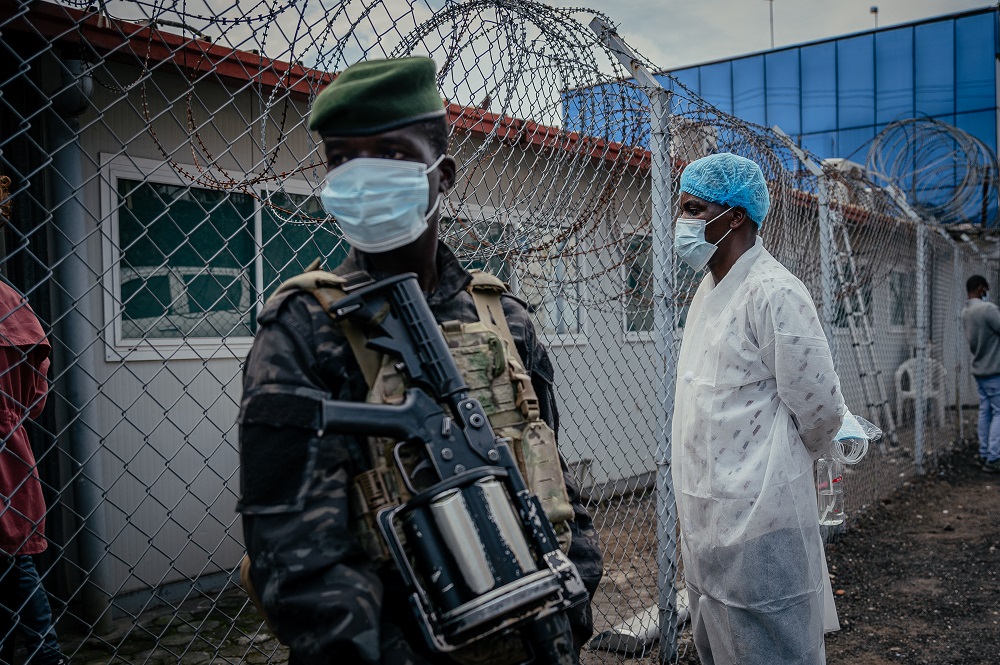 Ebola já mata 2.011 na RDC e se espalha por regiões frágeis