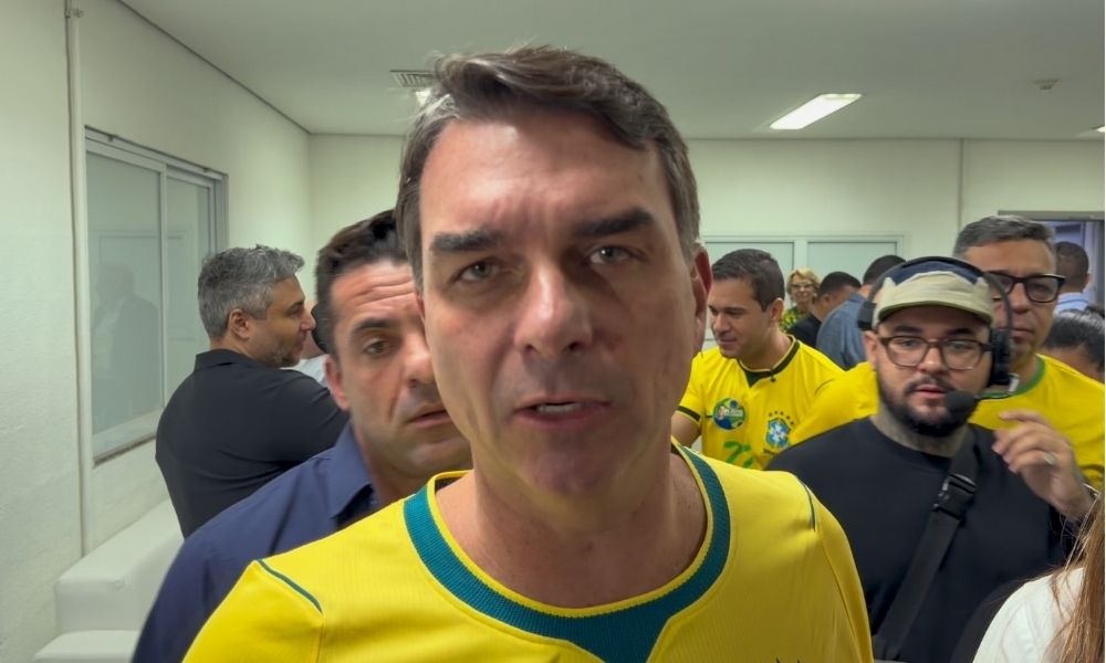 Flávio Bolsonaro abre campanha no Sudeste com caminhada em Copacabana