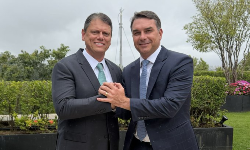 Flávio Bolsonaro leva aliados a Barretos para campanha no rodeio