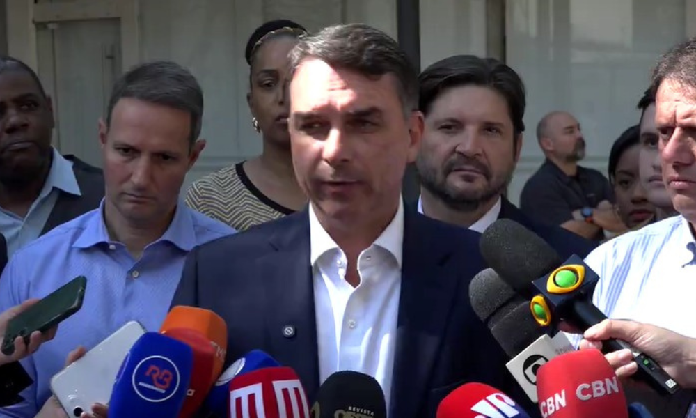 Flávio Bolsonaro propõe limitar decisões monocráticas do STF e criar quarentena