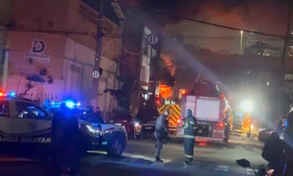Fogo consome galpão de self storage na Mooca; 19 viaturas em ação
