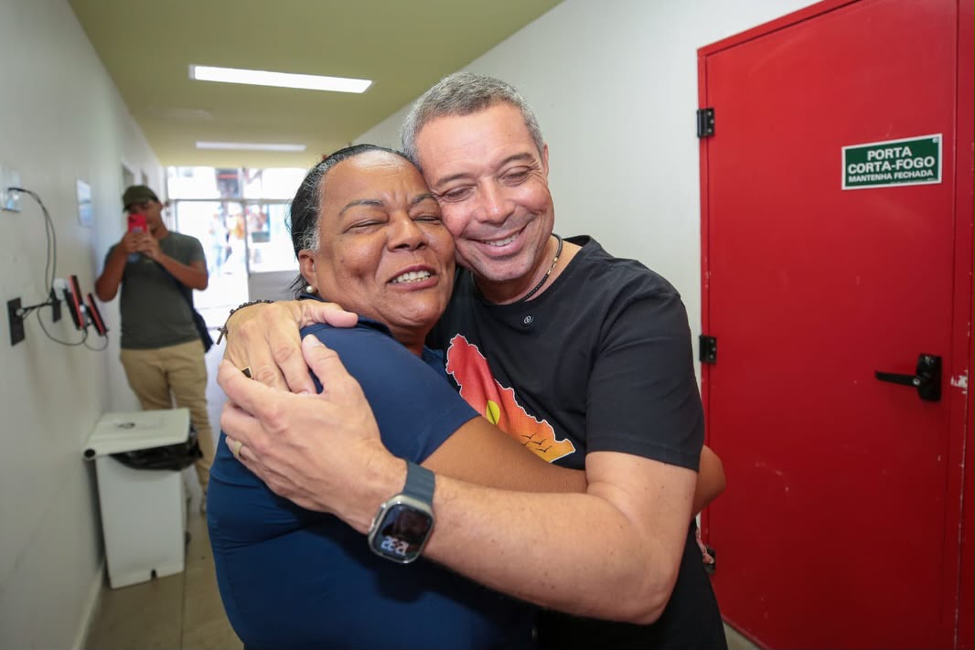 Governador Fábio Mitidieri com pacientes do programa Opera Sergipe
