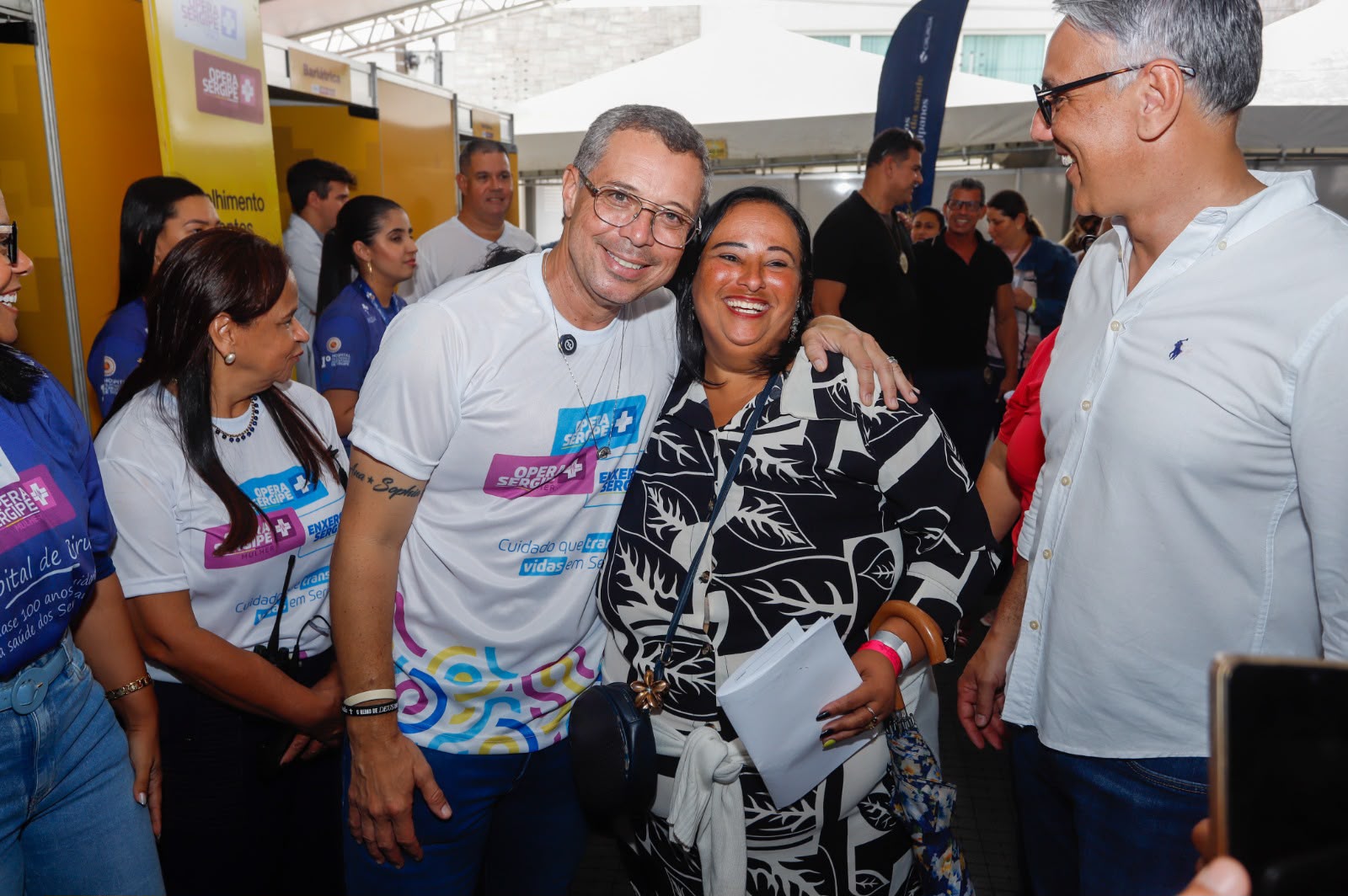Governador Fábio Mitidieri com pacientes do programa Opera Sergipe