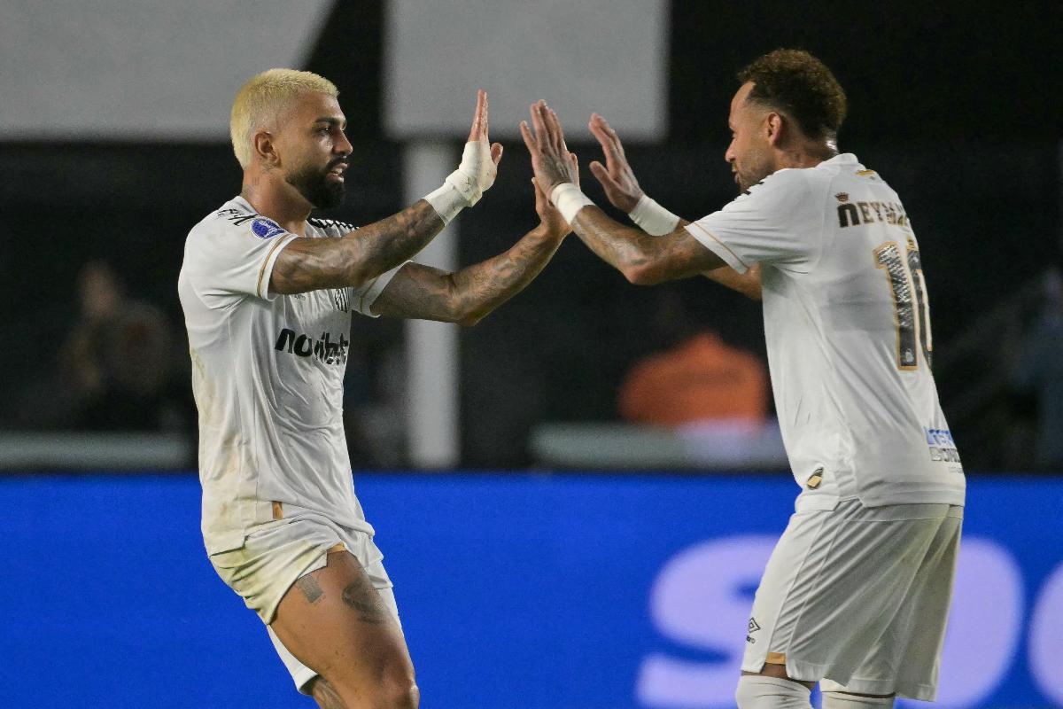 Gabigol e Neymar comemoram gol do Santos na Vila Belmiro