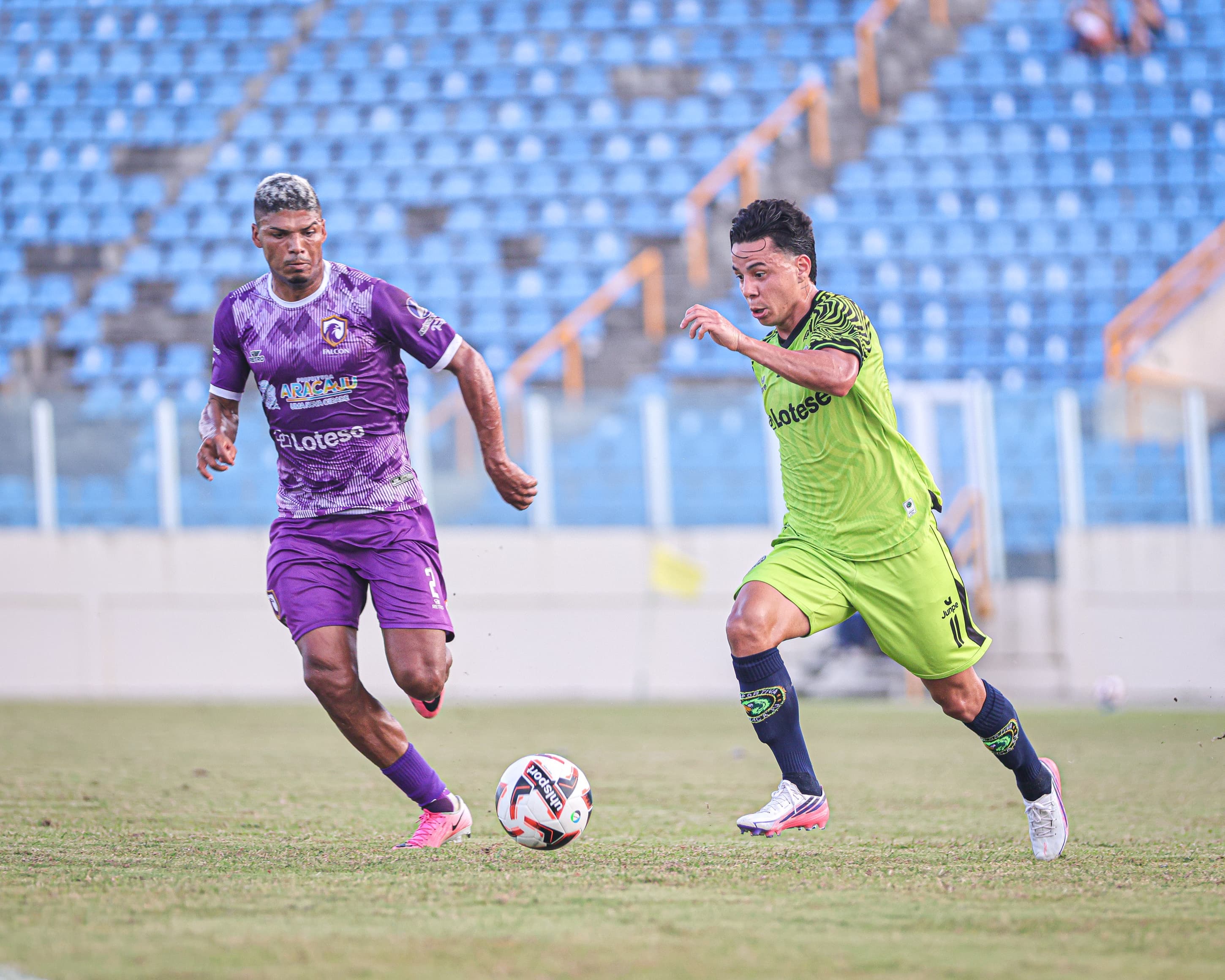 Copa Lotese: Desportiva Aracaju bate Falcon por 2 a 0 e é campeã 6 Disputa de bola entre jogadores na final da Copa Lotese