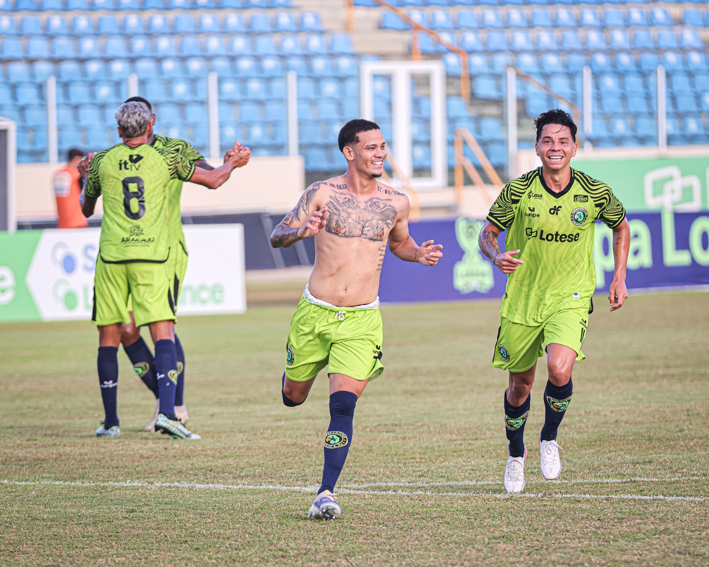 Copa Lotese: Desportiva Aracaju bate Falcon por 2 a 0 e é campeã 5 Jogadores da Desportiva Aracaju comemoram gol na final da Copa Lotese
