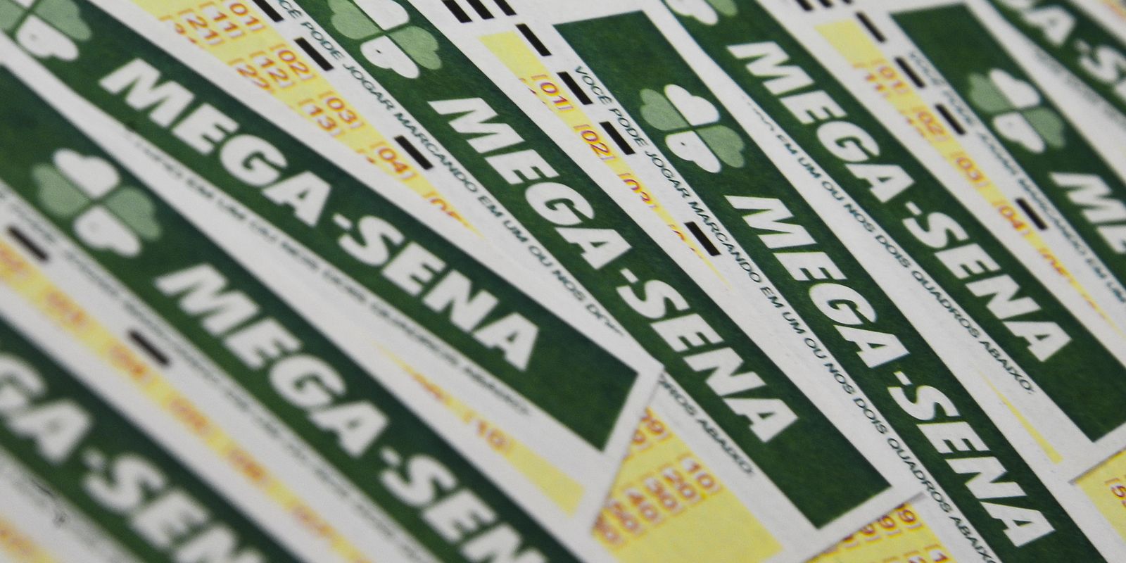Mega-Sena vai a R$ 165 milhões e dispara corrida de apostadores