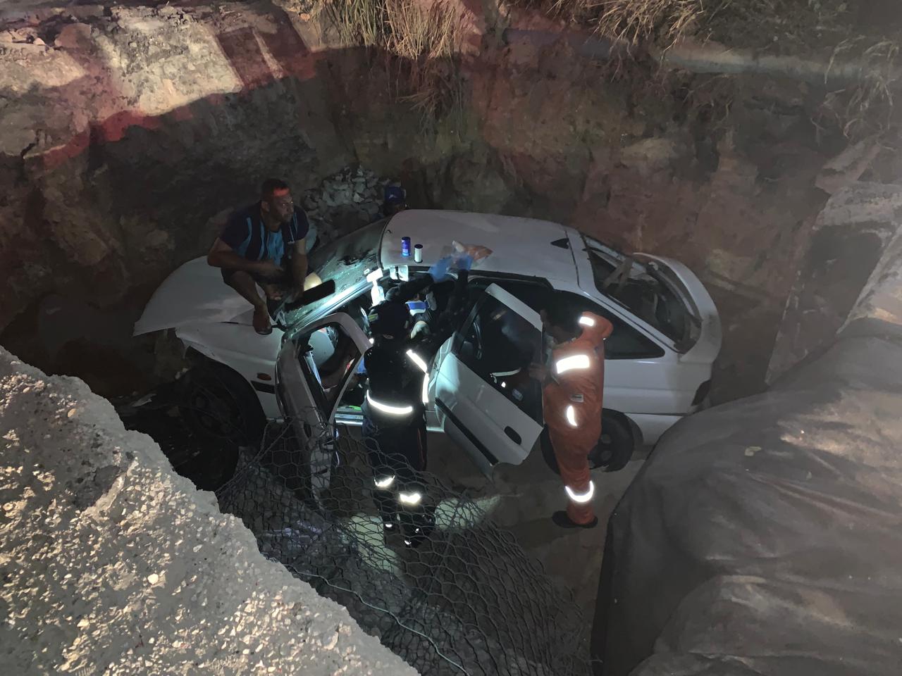 Motorista resgatado após carro cair em cratera de 4 m na SE-100