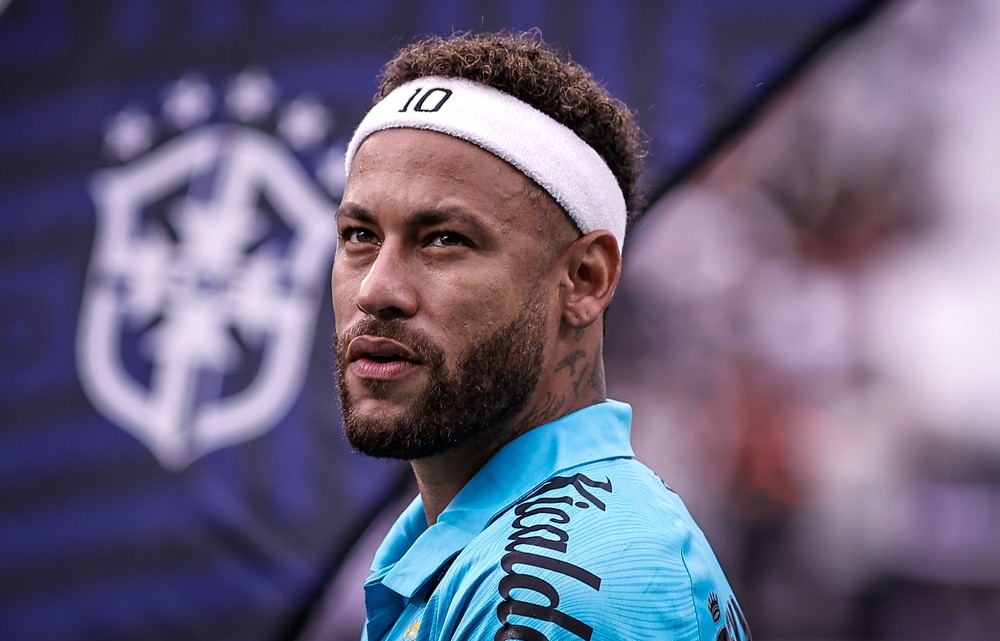 Neymar com faixa na cabeça no clássico entre Corinthians e Santos