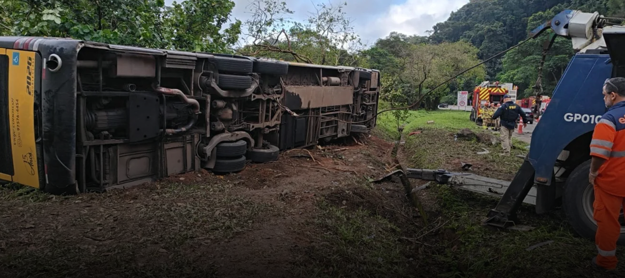 Ônibus de turismo capota na BR-040 em Petrópolis e mata oito