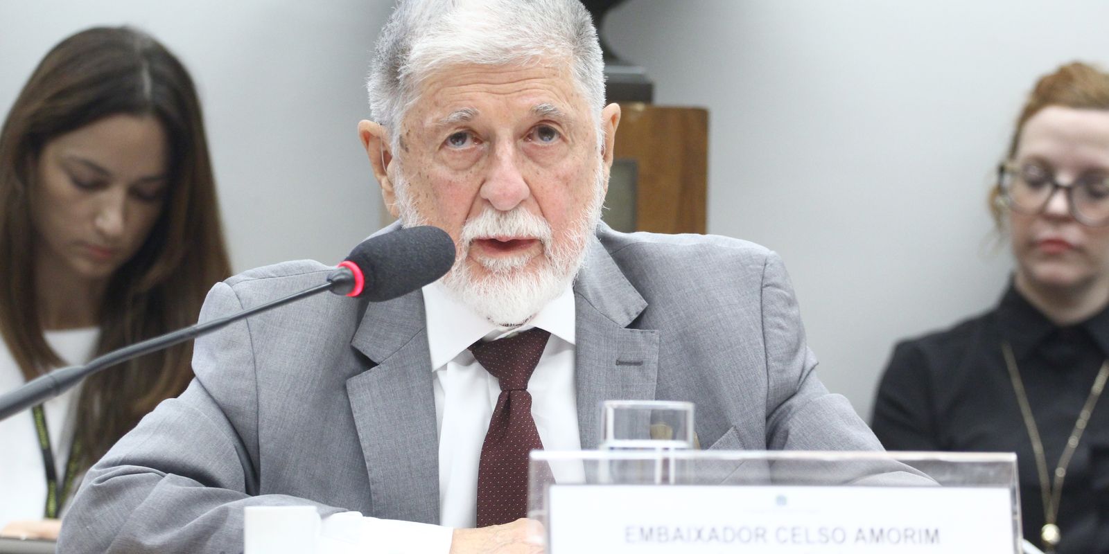 Oposição e governo trocam acusações por tarifas e atritos com os EUA