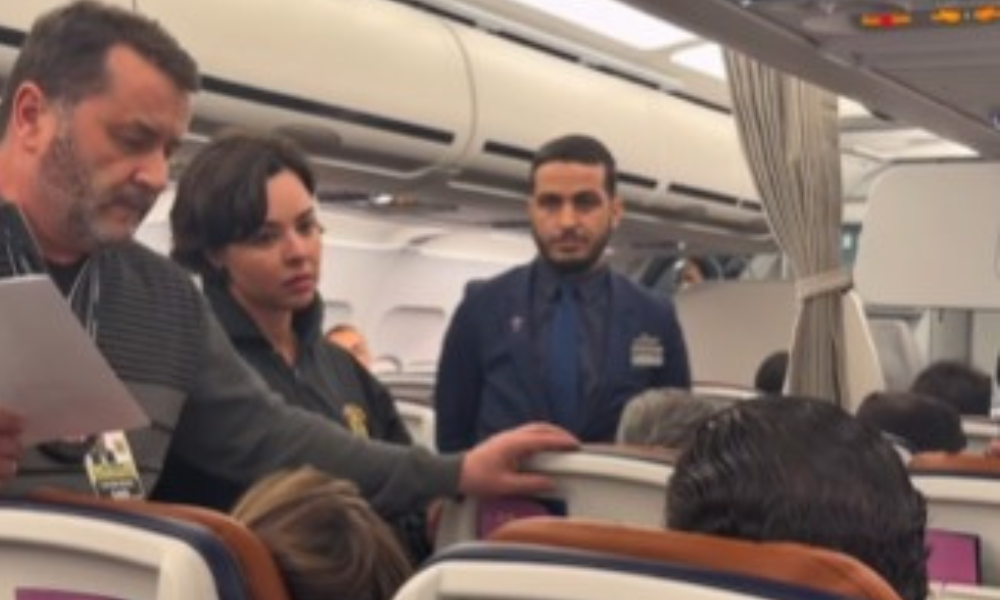 Passageiro mexe em bagagem, se recusa a sair e PF retira; voo atrasa
